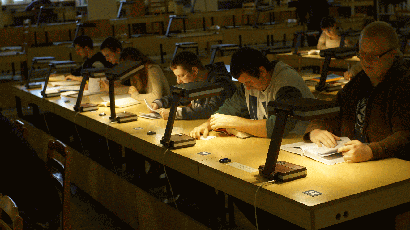 Zdjęcie przedstawia sześciu studentów w czytelni Biblioteki Głównej Uniwersytet Boleslaw czytających książki Zdjęcie przedstawia sześciu studentów w czytelni Biblioteki Głównej Uniwersytet Boleslaw czytających książki